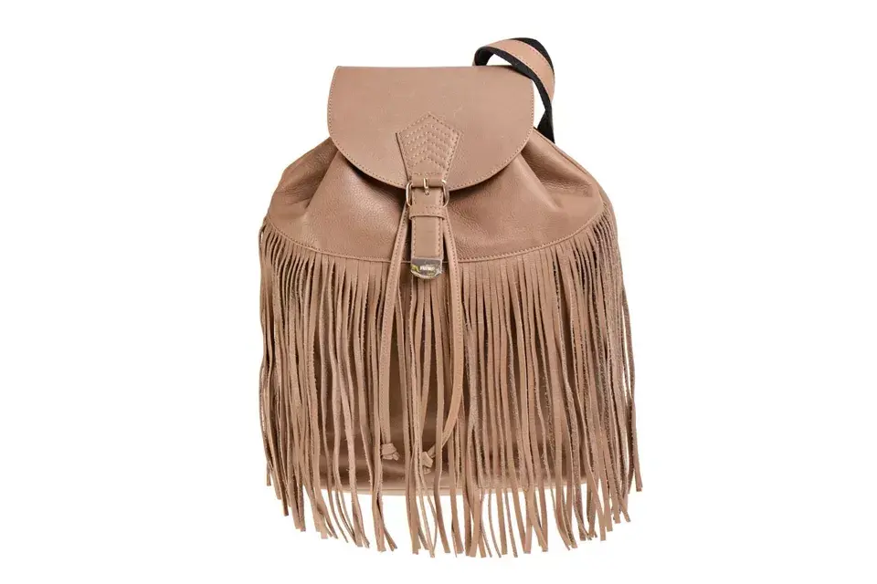 Mochila de cuero con flecos (Prüne, $2290)