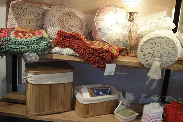 Almohadones, mantas y cajas para guardar de todo