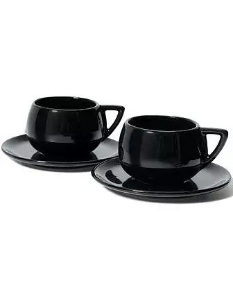 Tazas bombé de cerámica negra con platos (Tienda Palacio, $30 cada una)