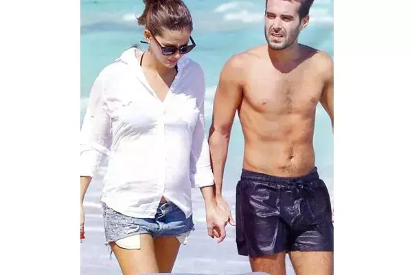 La China Suárez también está impecable, con esos minishorts de jean y camisa blanca