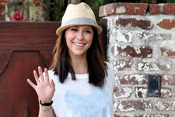 Con el pelo suelto y bien lacio, Jennifer Love Hewitt combina su outfit con un gorro