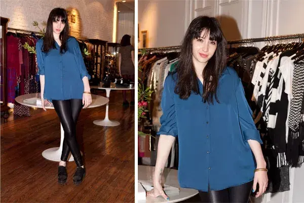 Sofía Gala salió de compras y pasó por Complot. Eligió calzas engomadas y maxi camisa para estar bien cómoda. Eso sí; le faltó peinarse un poquito, ¿no?