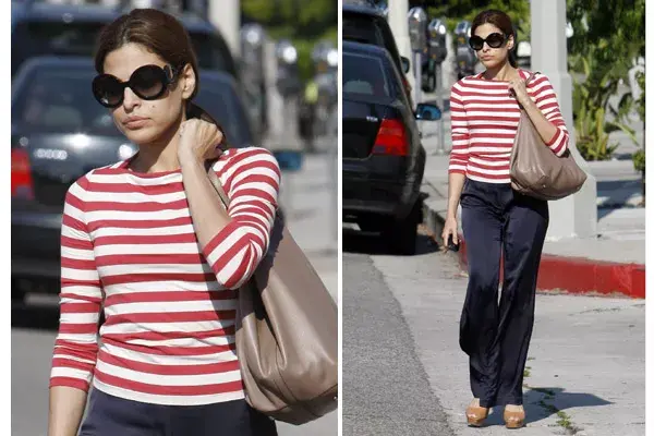 Otra versión del estilo navy: Eva Mendes combinó la remera rayada en blanco y rojo con un pantalón ancho