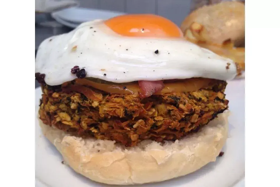 Además de la excelente pastelería, hay riquísimos platos para el almuerzo o brunch