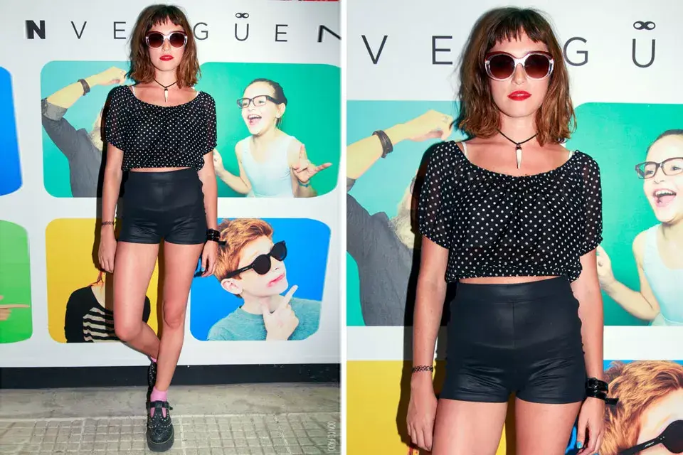 Cande Vetrano con gafas retro, blusa a lunares y mini short de cintura alta; ¿Qué te parece su look?