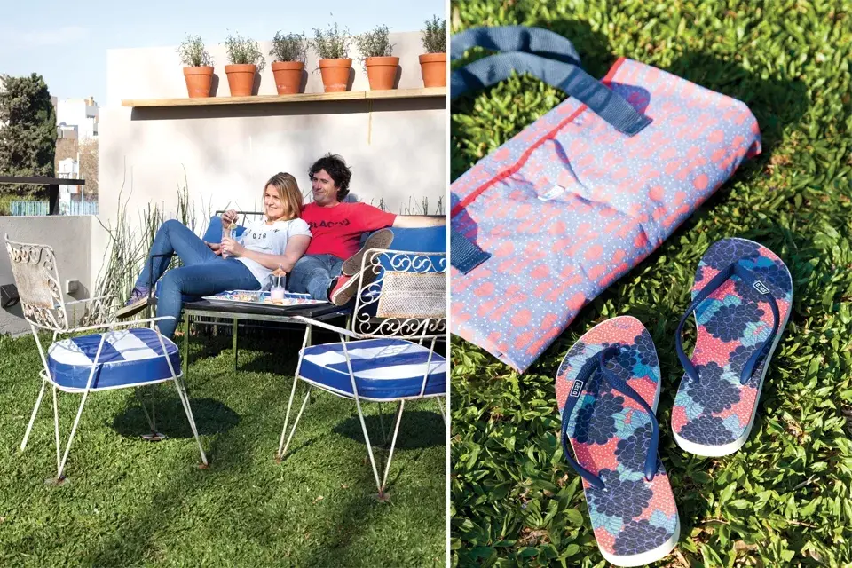 El jardín, con un césped que parece una alfombra, tiene un sillón de hierro negro con un almohadón de tela vinílica a rayas y un juego de silloncitos vintage comprados en el mercado de pulgas. Lona y ojotas (Seco, $490 y $270)