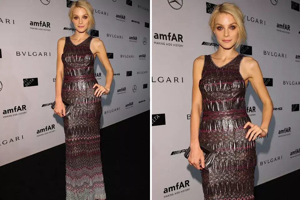 Jessica Stam con un vestido largo de crochet con efecto plastificado y sobre en color plata; ¿Qué opinas?