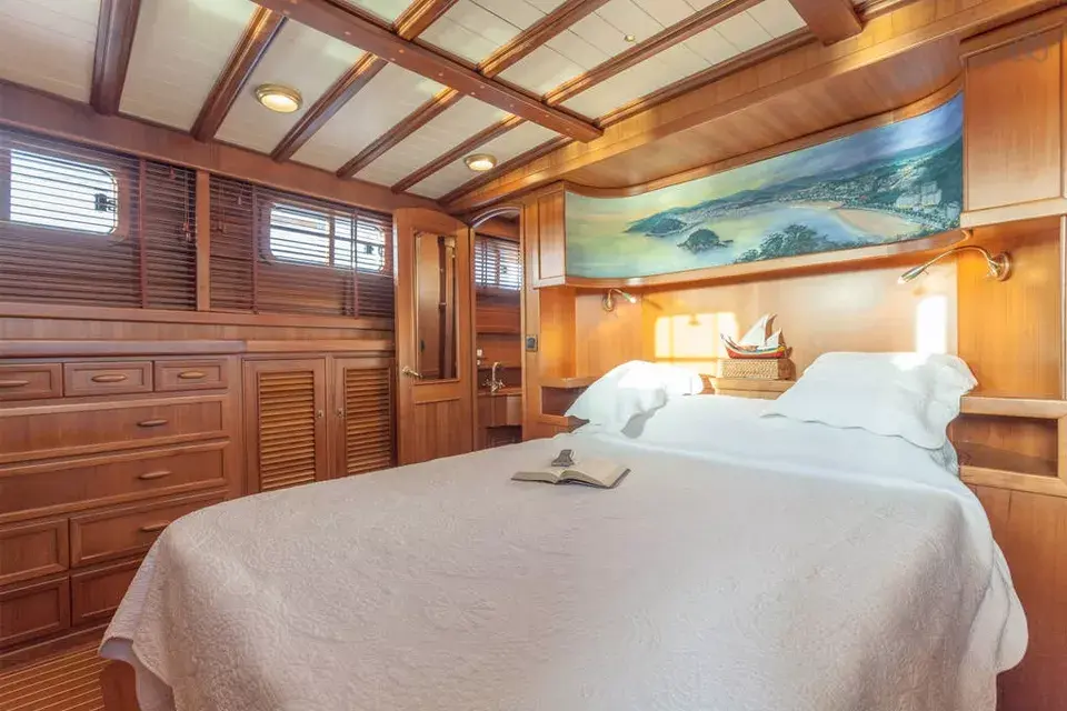 Opción 2: este barco-hotel en Mallorca, España, recorre la costa de las Islas Baleares y nos invita a relajarnos