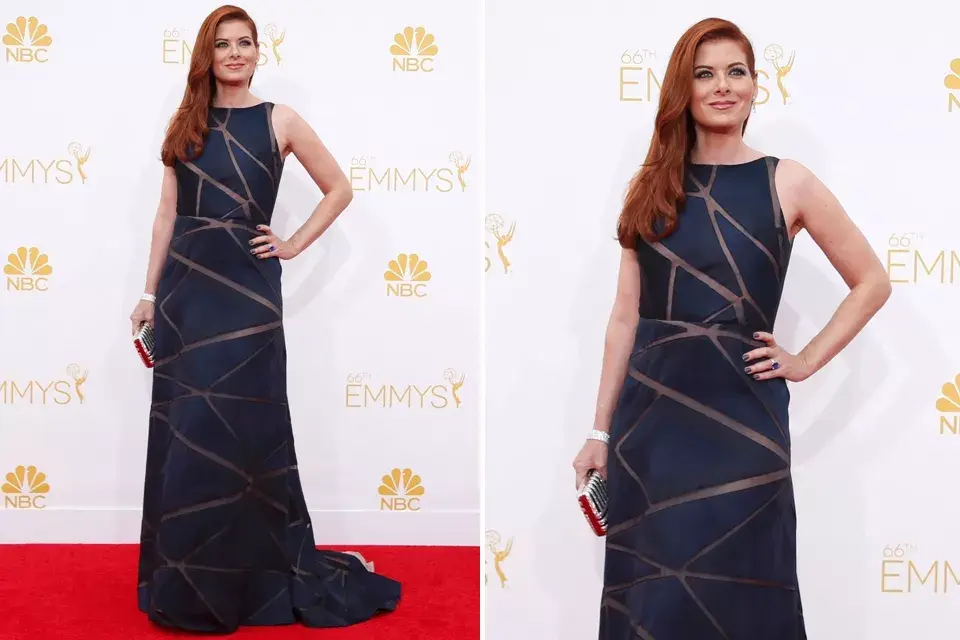 Debra Messing lució un vestido azul, sin mangas y con efecto troquelado de Ángel Sánchez