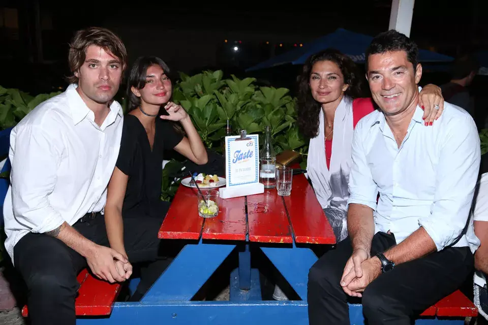 Madre e hija salieron a disfrutar de la noche esteña. Mariana Arias y Paloma Cepeda posaron muy felices con sus respectivas parejas