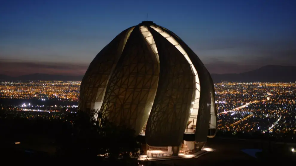 El templo, construido como una flor, tiene nueve pétalos traslúcidos