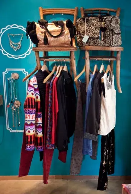 Accesorios irresistibles en un local femenino y canchero