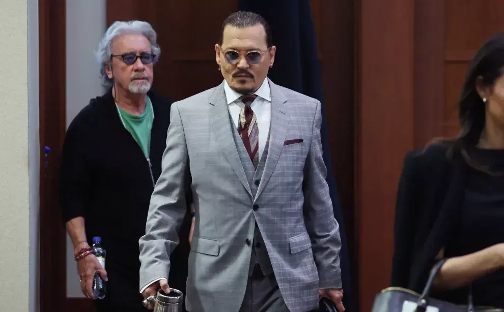 El actor estadounidense Johhny Depp llega con la terapeuta de celebridades Beechy Colclough (Foto de Michael REYNOLDS / POOL / AFP)