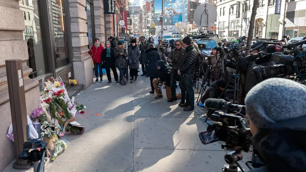 Recordando a Bowie, frente a su departamento de la calle Lafayette