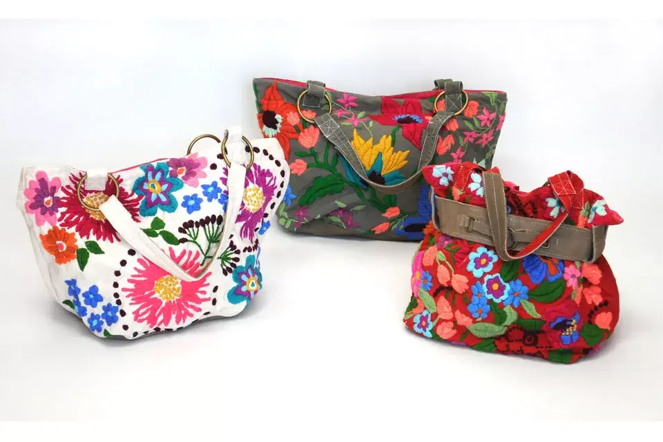 Carteras bordadas a mano ( Tienda de Costumbres, $1750)