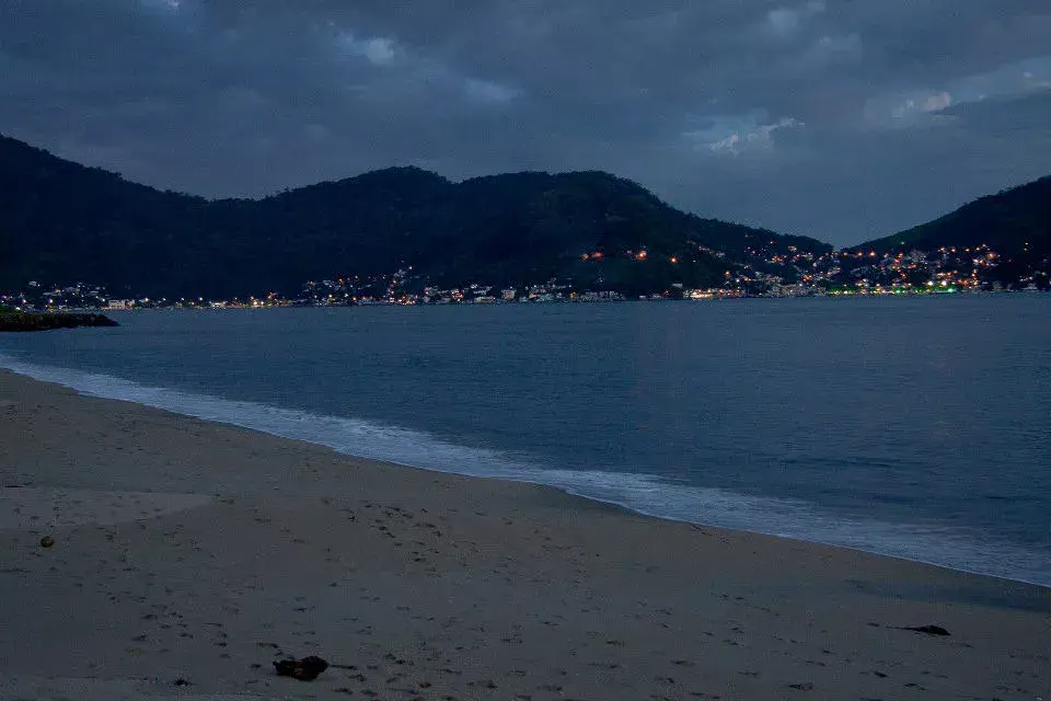 Una vista nocturna de Mangaratiba, a pocos kilómetros del centro de Angra dos Reis