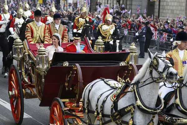 Una recorrida en una carroza de 1902, rumbo al Palacio de Buckingham, tras la ceremonia en la abadía de Westminster