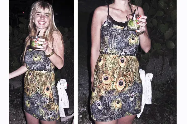 Vestido musculosa corto con estampado de plumas de pavo real y cinturón de tachas a la cintura