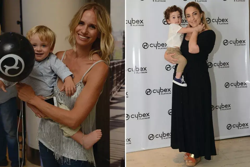 Mamás x 2 en el evento de Cybex: Carola del Bianco, con un top metalizado con flecos junto a su hijito Francisco, y María Julia Oliván, con un vestido negro largo que no nos convenció mucho, junto a su hijo Antonio.