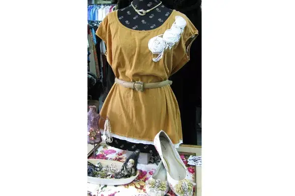 El elegido de esta feria son los vestidos retro tipo, chemisse, bordados a mano