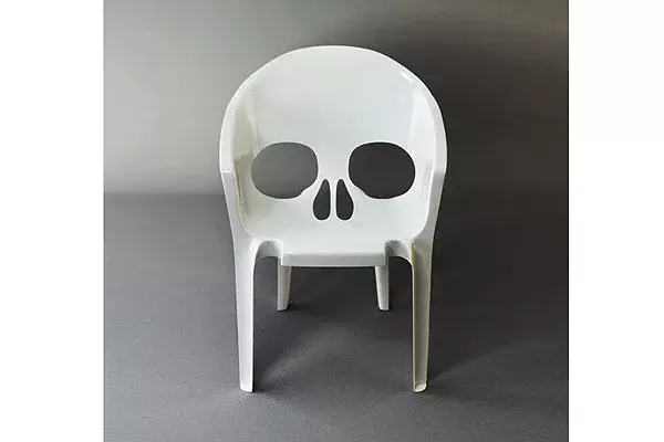 Para los amantes de los diseños originales, una silla con forma de calavera