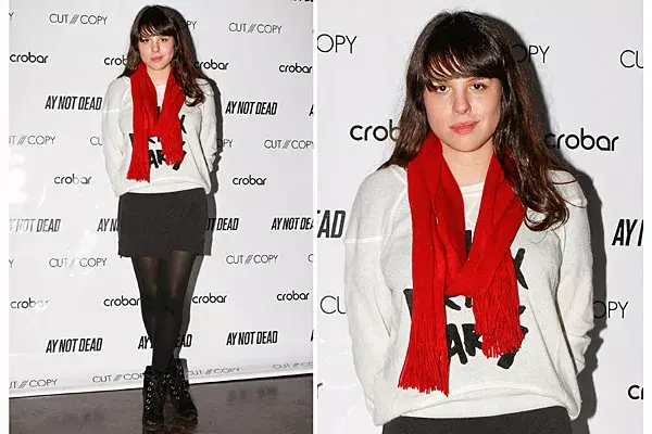 Negro, blanco y rojo, tres colores súper combinables; ¿cómo le quedan a Rosario Ortega?