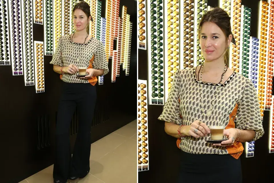 Dolores Barreiro en el nuevo local de Nespresso, en Unicenter ¿Qué se puso? Una camisa estilo hippie glam y pantalón palazzo