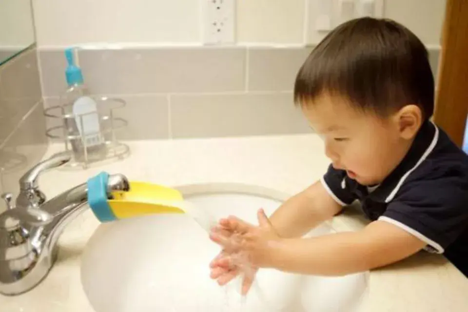 Con este artefacto es más fácil para tu hijo que lavarse las manos