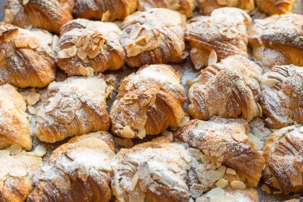 Croissant de almendras, un clásico de L'Epi elaborado con 100% de manteca y crema de almendras.