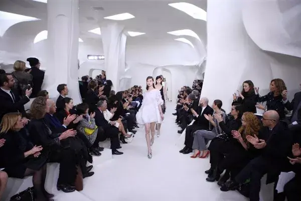 La casa francesa presentó una colección con bordados de flores, tréboles y pétalos