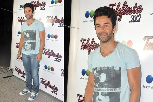 Muy informal, Mariano Martínez posó durante la previa de la fiesta de Telefé. ¡Nos encantaron las zapatillas escocesas! ¿Y ese jopo?