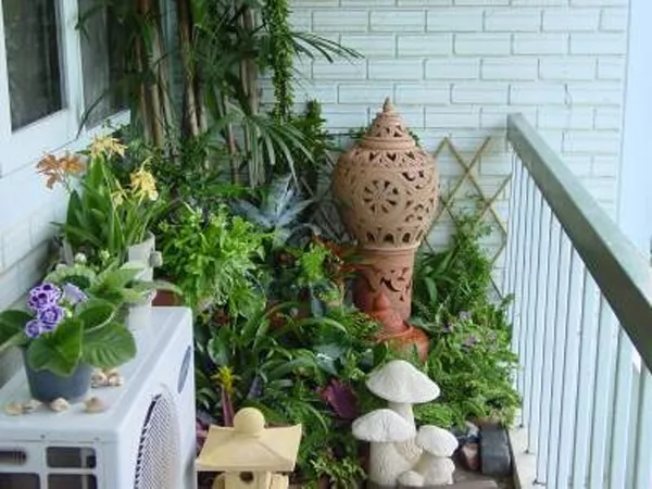 Una buena opción para los balcones chiquitos es llenarlos de plantas y macetas de diferentes tamaños