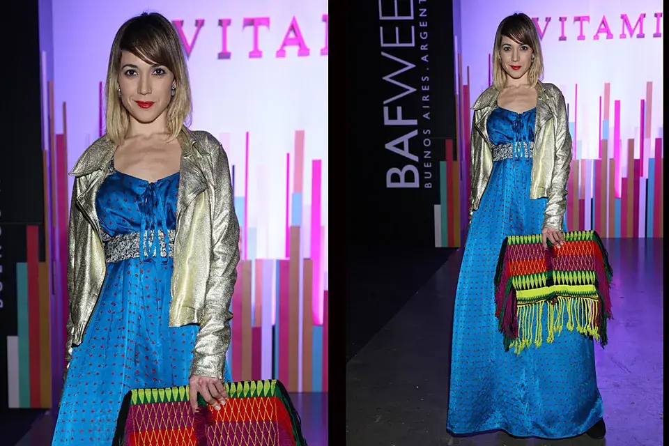Valeria Gastaldi y un look para no pasar desapercibida en el desfile de Vitamina:  vestido de seda turquesa a lunares, chaqueta metalizada y mega sobre multicolor; ¿qué opinan?