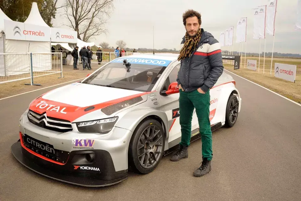 Luciano Caceres, cancherísimo con su chalina, participó del Co-Driving organizado por Citroën