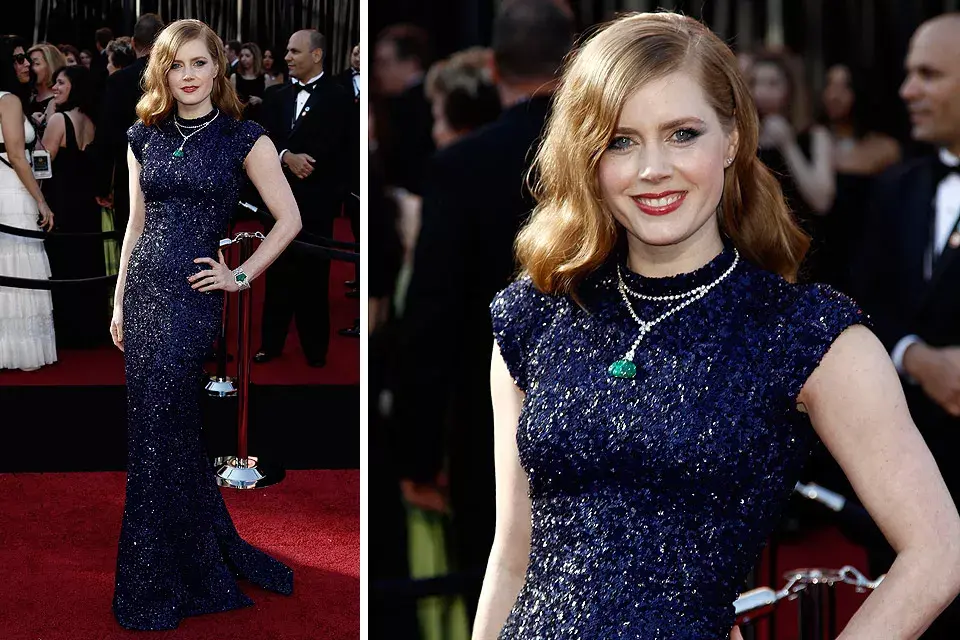 Amy Adams repitió el azul noche para la alfombra roja en el vestido de paillettes de escote cerrado y mangas cortas L Wren Scott; si bien las joyas de esmeraldas de Cartier eran preciosas, el collar estaba de más