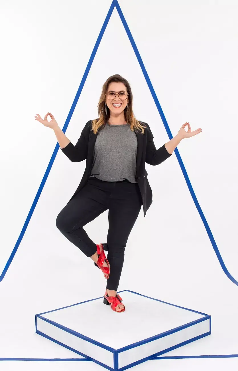 Aros (pandora, $12.350), saco (giesso, $7896), remera (awada, $1400), jean (Wanama, $3490), lentes vintage, sandalias (Mishka, $7460).