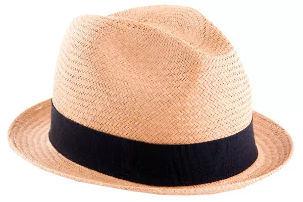 Sombrero Panamá. De rafia, un clásico del verano (Compañía de Somnreros, $640)