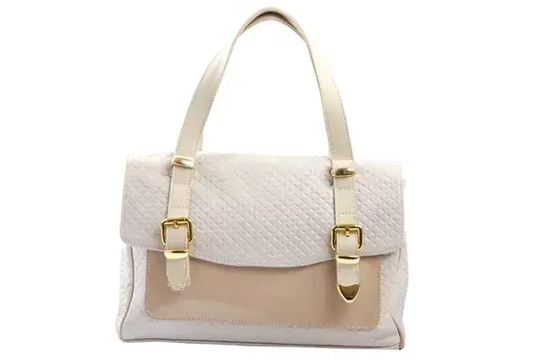 Con hebillas y solapa Matelassé 
(Ferraro, $1240)