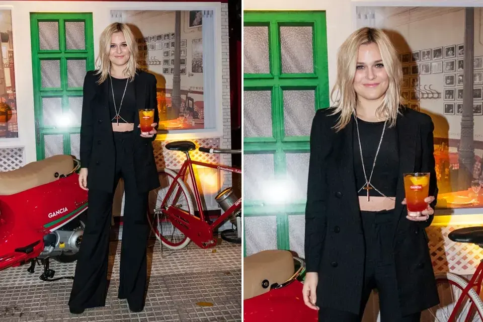 ¡Nos gusta el look de Jenny Williams! La actriz optó por un equipo en color negro que, a decir verdad, le quedaba muy, muy bien. Blazer, crop top y pantalón tiro alto. ¿Qué onda el accesorio que eligió? ¿Te gusta?