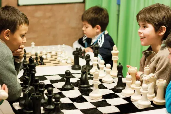 En El Caballito de Palermo, los chicos juegan y piensan al mismo tiempo