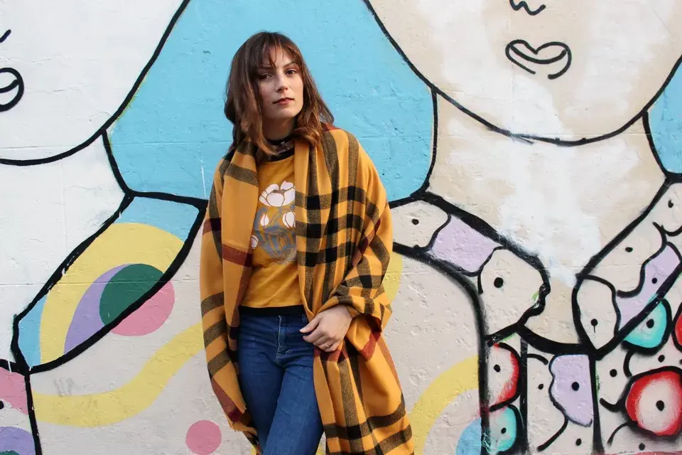 Ruana de Gypsy $670 / Remera de Chai $290 / Zapatos de Katakali $1974