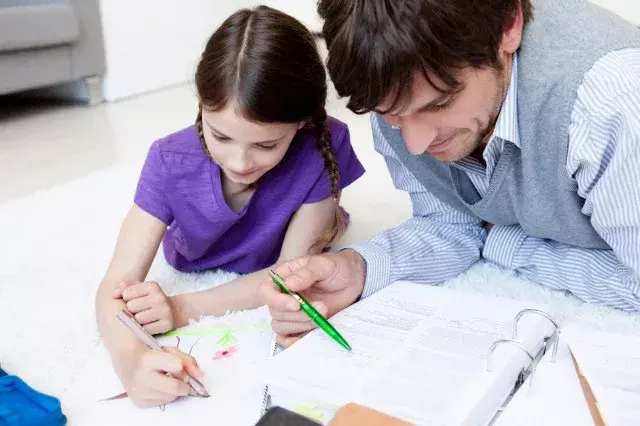 Con la compañía del adulto es más gratificante incorporar hábitos de estudio en los primeros años del cole. Foto Corbis