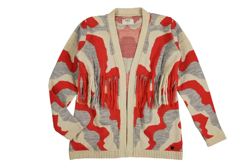 Cardigan con flecos en el frente (Ver, $768)