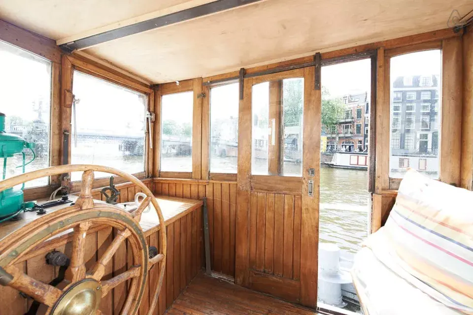 Opción 1: ¿Qué tal esta casa flotante en Amsterdam? ¡Toda la onda!
