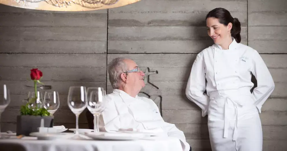 Juan Mari Arzak y Elena, su hija, en el salón del restaurante