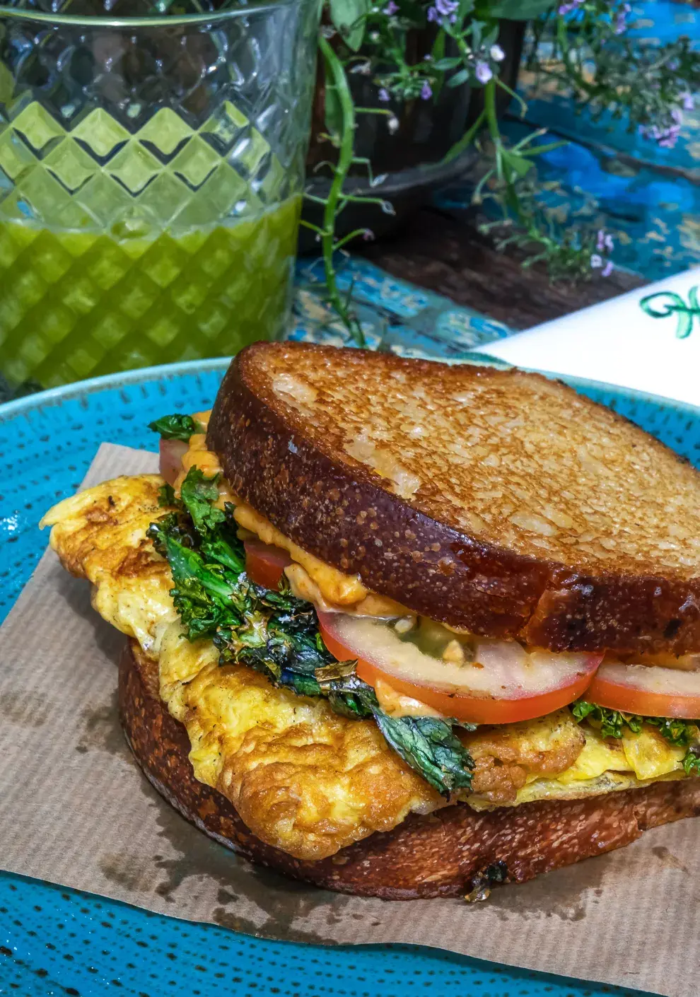 Sándwich de pan lactar y queso vegano, con kale por supuesto.