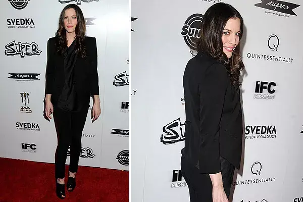 Live Tyler eligió el negro para todo su outfit: pantalón muy ajustado, chaqueta y zapatos altísimos