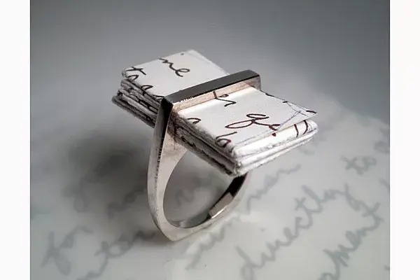 Anillo con mensaje para regalar. ¿Qué tal si viene con alguna propuesta?