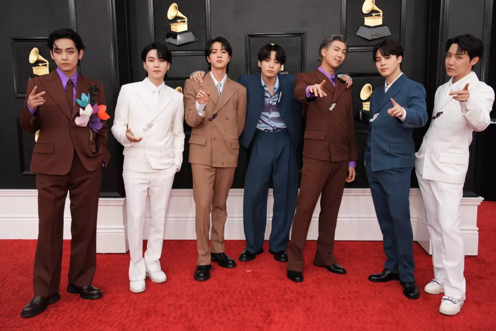 BTS, nominados como mejor interpretación de pop de dúo/grupo por el tema “Butter”, en la alfombra roja de los Grammy 2022