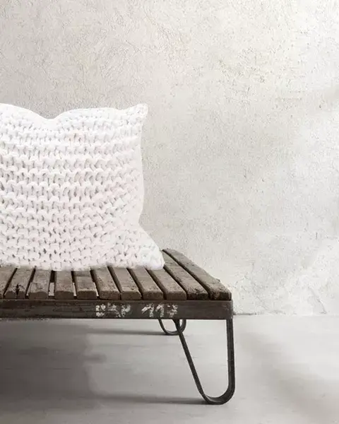 Objetos de uso cotidiano con bajo impacto ambiental como almohadones, alfombras, puffs, calzados y accesorios